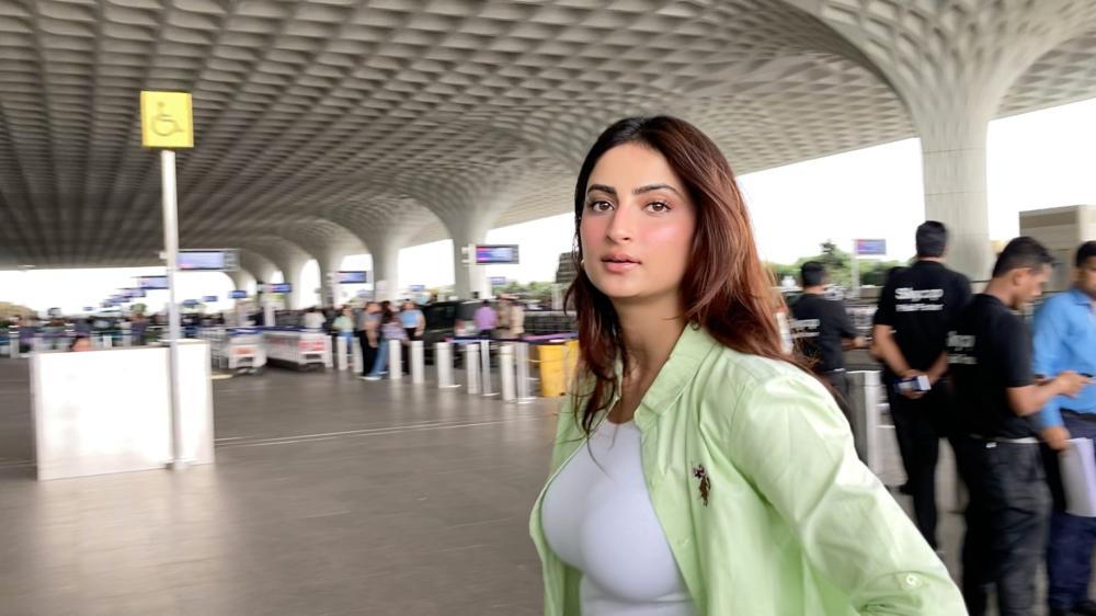 palak-tiwari-was-spotted-at-the-airport-showcasing-her-chic-and-trendy-travel-style